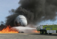 Brennendes Flugzeug wird von einem Löschfahrzeug gelöscht