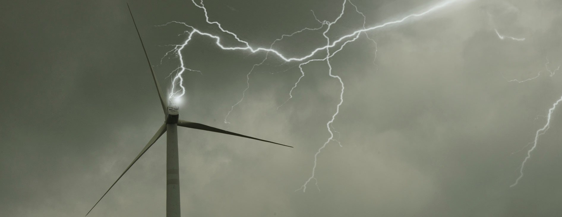 Wind turbine with lightning